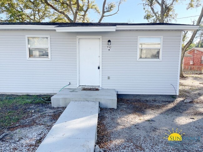 Building Photo - Quaint 2 Bedroom Unit in Fort Walton Beach!
