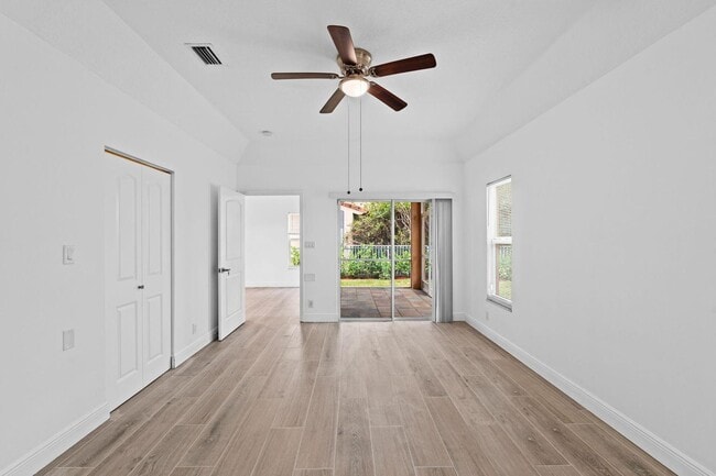 Photo - 5122 Elpine Way