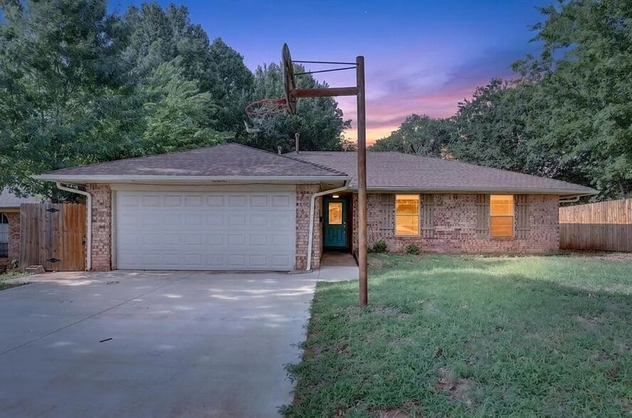 1015 Crown Dr