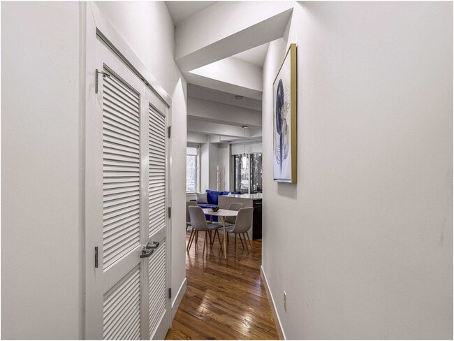 Photo - 236 W Thompson St Unit ID1332434P