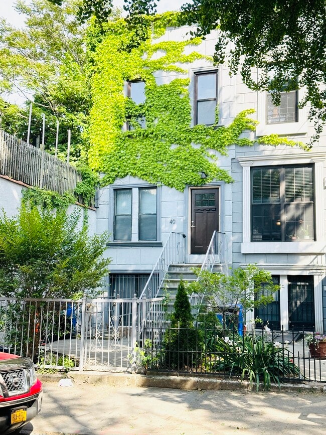 Building Photo - 40 Woodbine St Unit 1