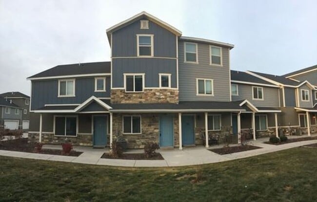 Building Photo - Charming 2 Story Townhome w/ 2 Attached Car Garage