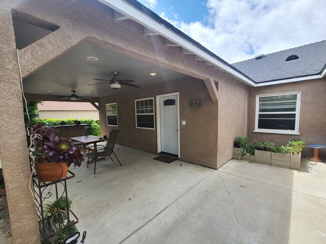 Entrada privada en la parte trasera de nuestra casa - 7012 Aldea Ave