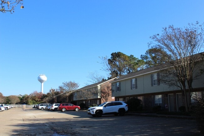 Building Photo - 2 Bed 1.5 Bath Townhouse
