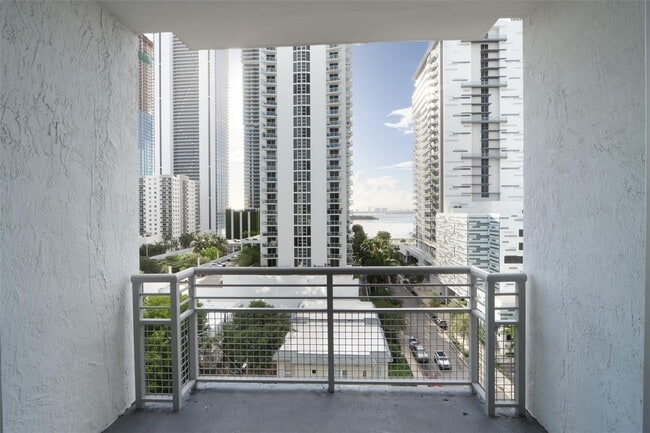 Building Photo - 2200 NE 4th Ave Unit 802