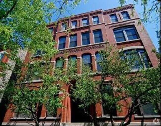 Building Photo - Large Lincoln Park 2 Bed, 2 Bath Duplex Rental