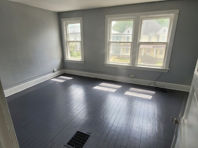 Photo - 744 W King St