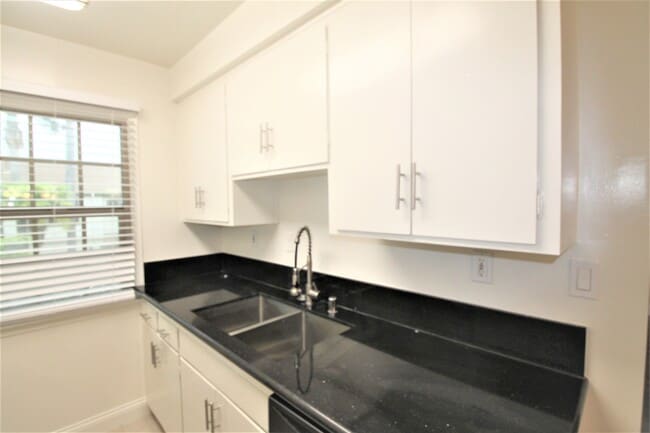 Photo - Dickens Court Apartments