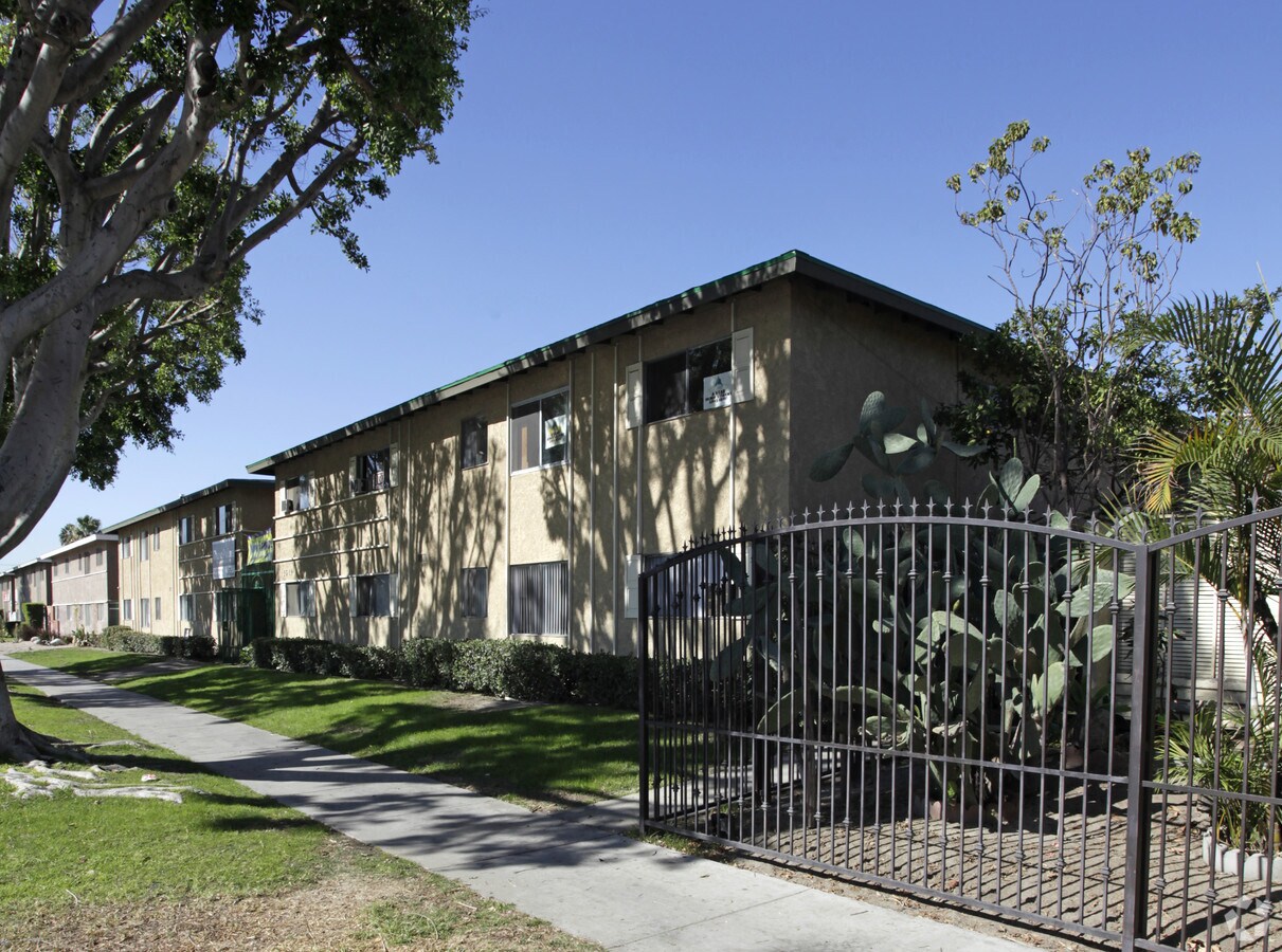 Photo - Three Palm Apartments