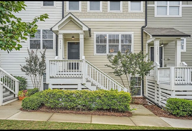 1353 Callahan Cv