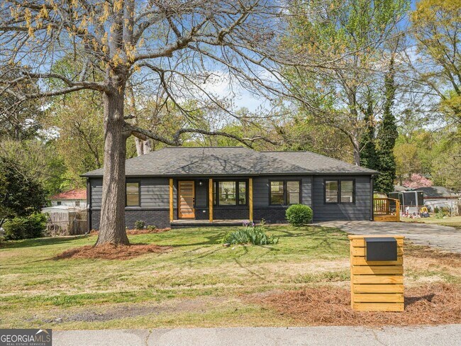 Building Photo - 960 Pine Forest Dr SW