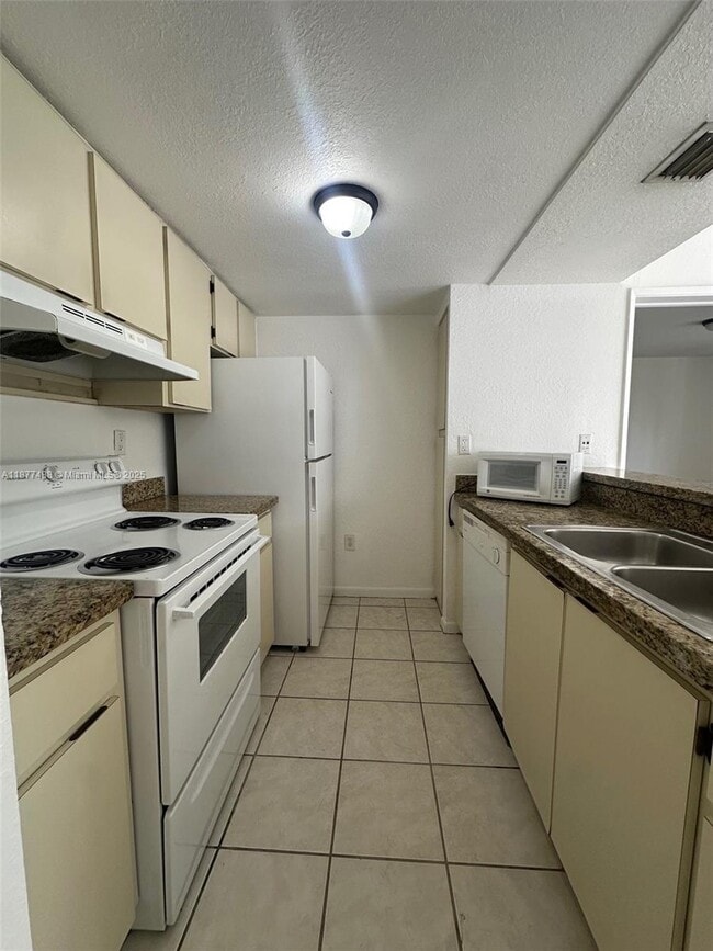 Building Photo - 7125 NW 186th St Unit B208 Rental