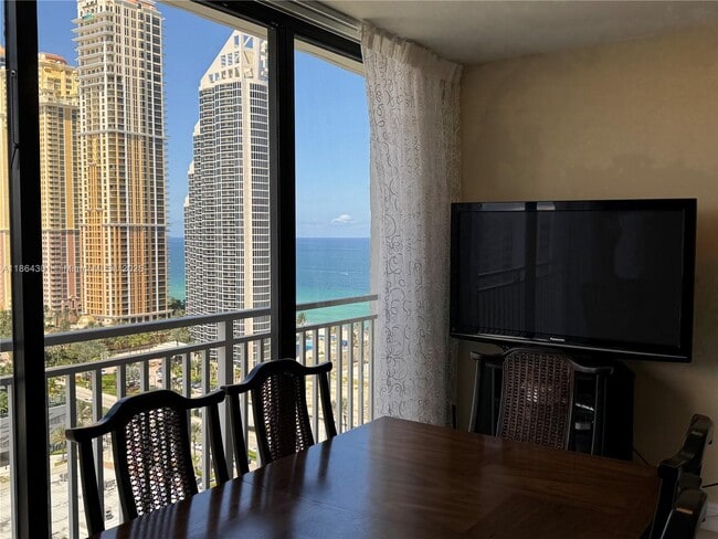 Photo - 210 174th St Unidad 2415