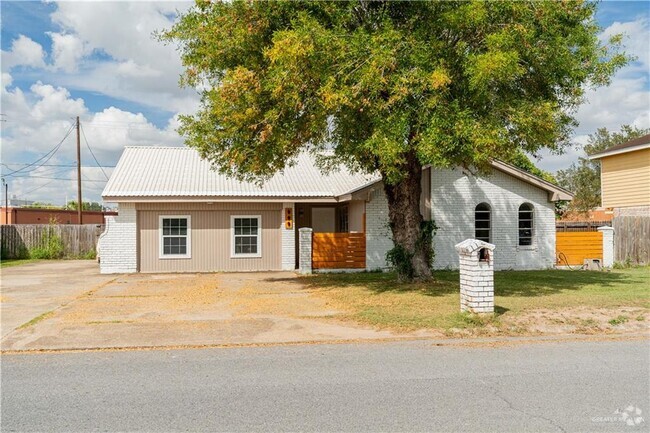 Building Photo - 909 E 13th St Rental