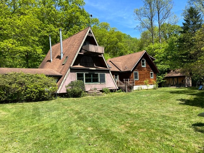 Building Photo - 1930 White Day Creek Rd