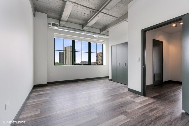 Photo - 2101 S Wabash Ave