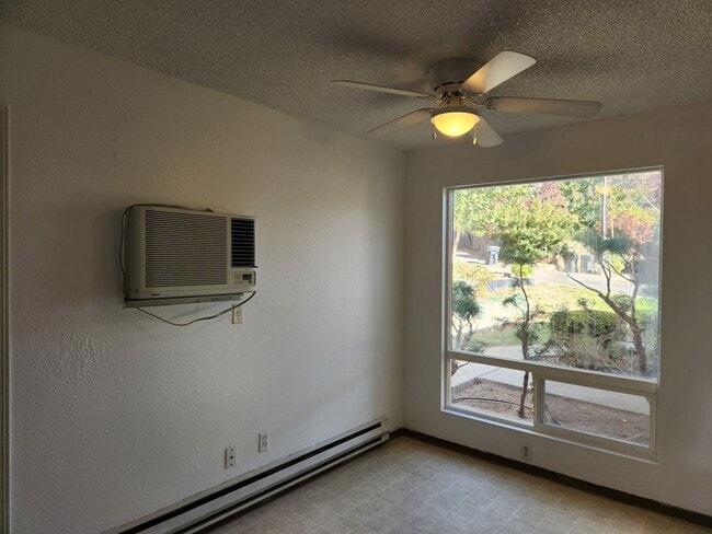 Building Photo - Selah 3br 1ba duplex with carport and WATE... Unit F318 Rental