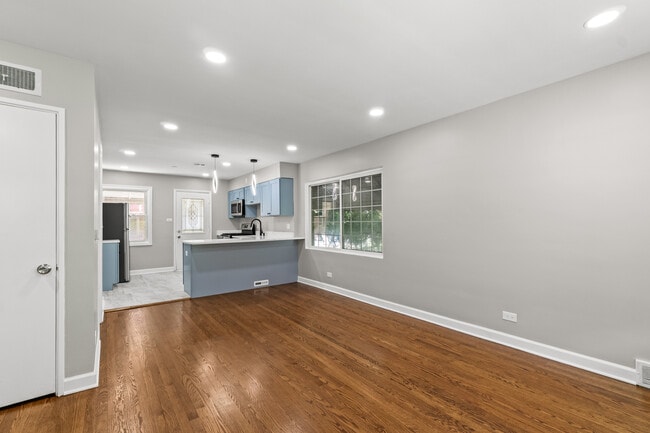 Building Photo - 5039 W Jackson Blvd Rental