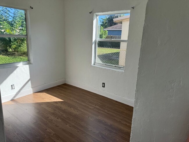 Building Photo - 2849 NW 4th St Rental