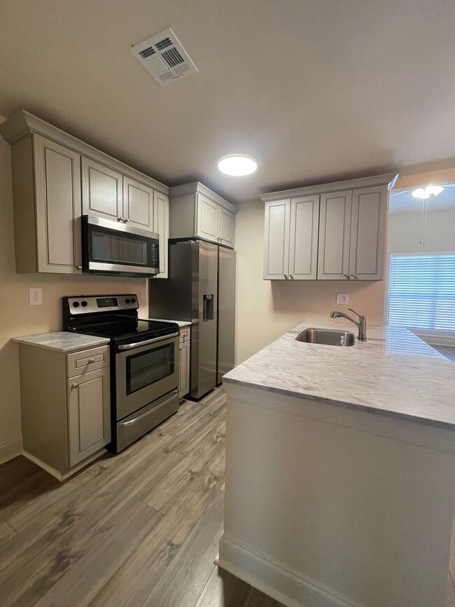 Building Photo - 2 bedroom, 2 bathroom, covered parking, Fireplace, Pool