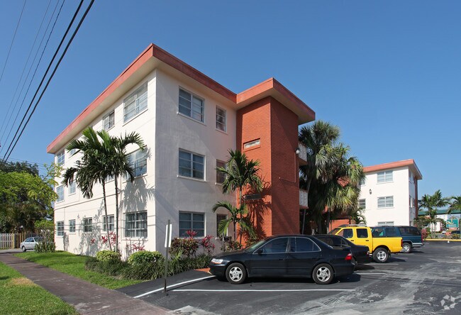 Hollywood Courtyard Apartments - Hollywood Courtyard Apartments