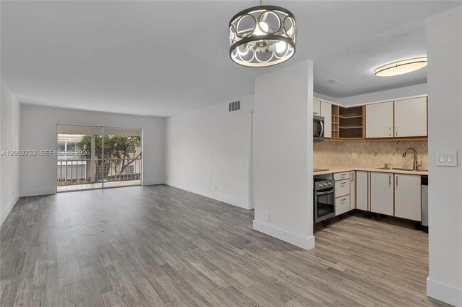 Building Photo - 6413 Bay Club Dr Unit 3