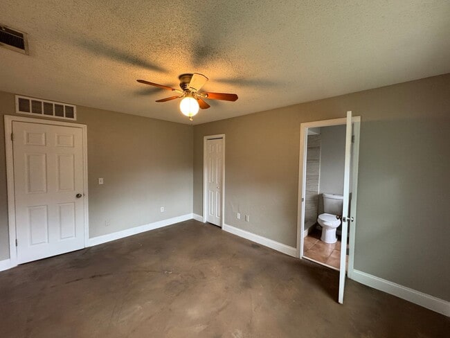 Photo - Lovely 3 Bedroom, 2 Bathroom Home in the Heart of Deltona!!