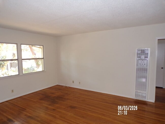 Photo - 2 BR 1 BA in Baldwin Hills area. Gated private community with pool, tennis, spas, park areas, and... Unidad 4