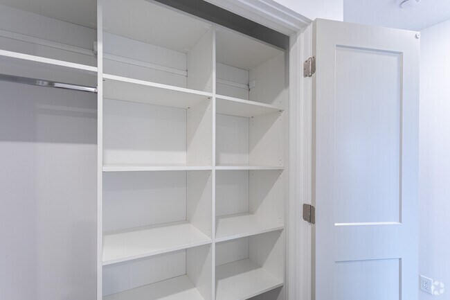 3BR, 2.5BA - 1,500SF - Closet