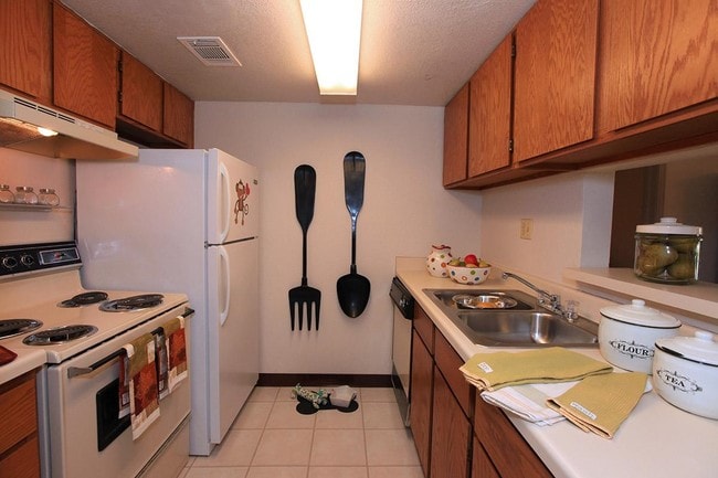 Kitchen - Cedar Lake Apartments