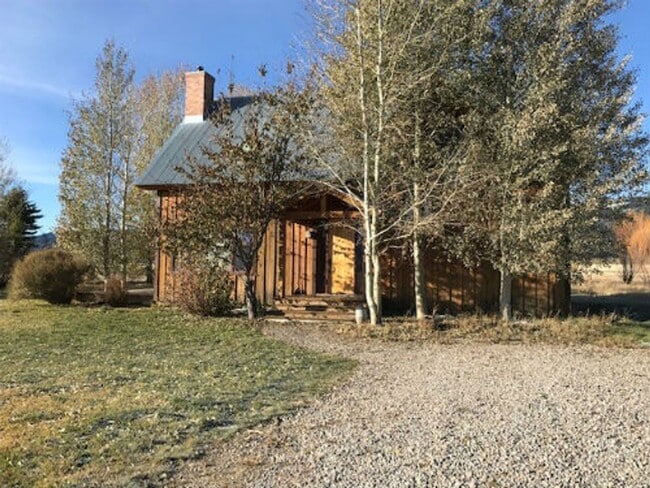 Building Photo - Mountain-View Country Living Near the Teton River