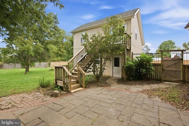 27 E Broad Way