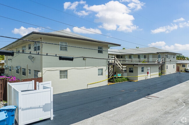 Volver - 3700 Polk St Hollywood, FL 33021