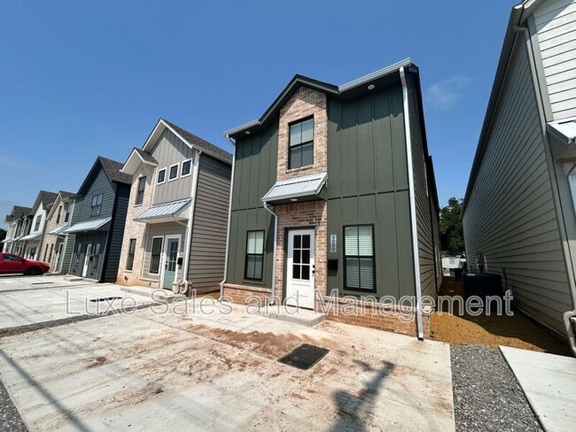 Photo - 606 W 2nd St