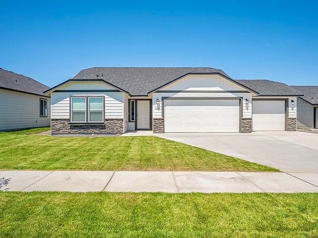 Building Photo - Well, maintained three bedroom 2 1/2 bath ... Rental