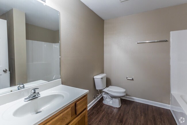 1 BR, 1 BA - 640 SF