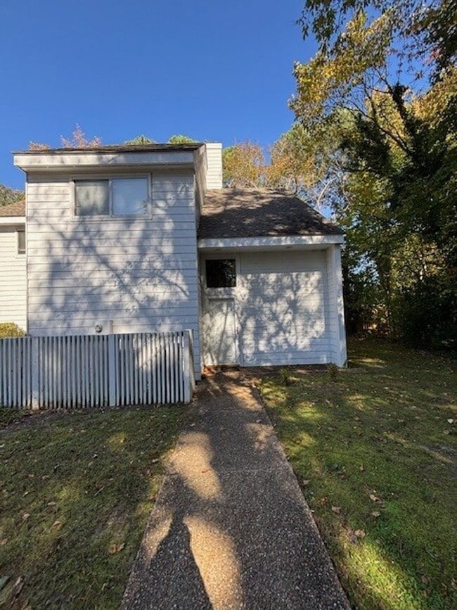 Building Photo - Prime low maintenance Williamsburg rental location!