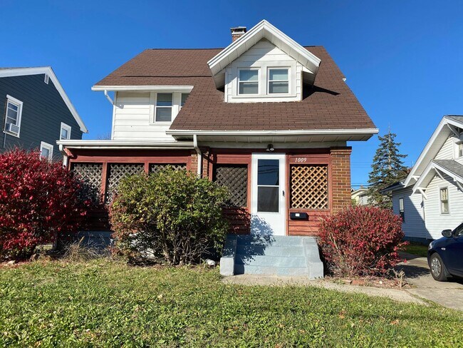 Hillcrest Home **Move in Special!** - Hillcrest Home **Move in Special!**