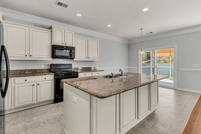 Photo - 5 Bedroom 3 Bath Home Located in Sophia La...