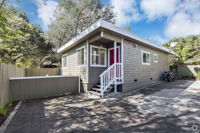 Building Photo - 1385 1/2 Sir Francis Drake Blvd, Unit 1 Rental