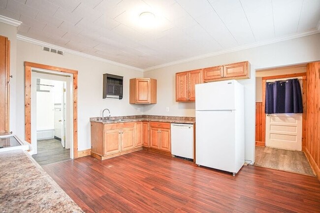 Building Photo - 10-12 River Street Unit #3