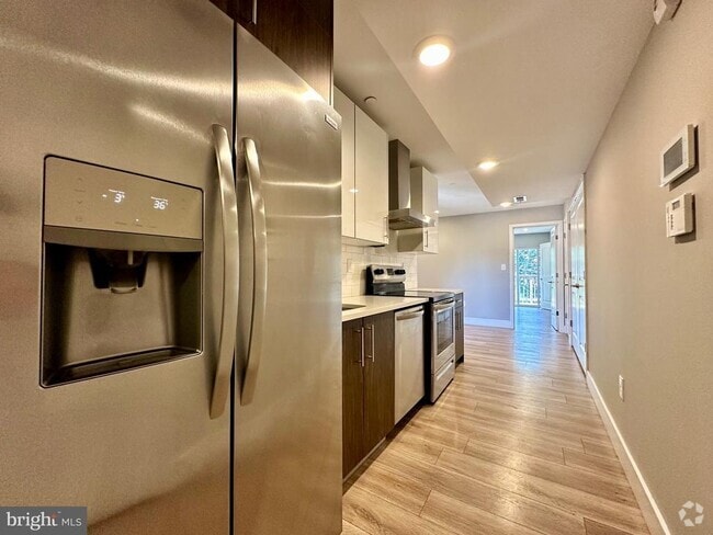 Building Photo - 1741 Fontain St Unit 3 Rental