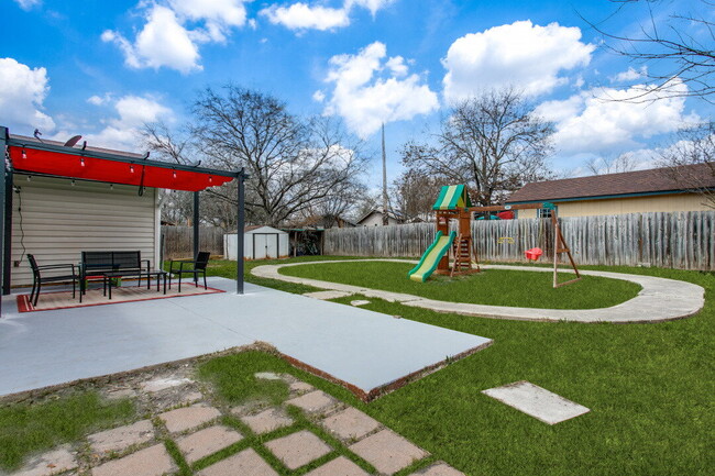Photo - "Charming 3-Bedroom Haven with Cozy Fireplace in San Antonio – 1570 Sq Ft of Comfort!"