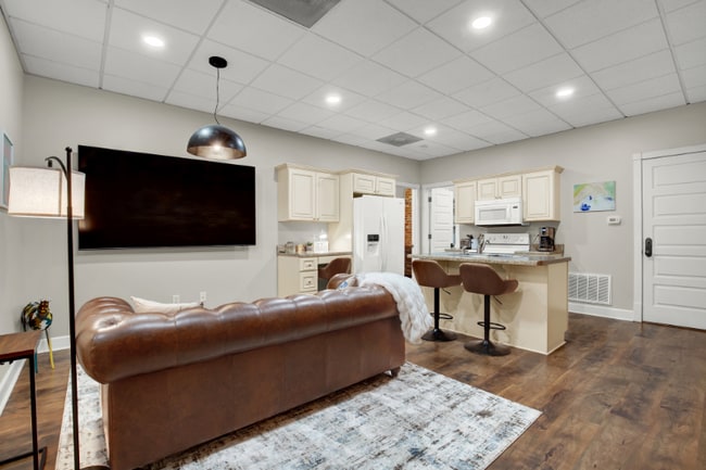 Building Photo - 210 E Waldburg St