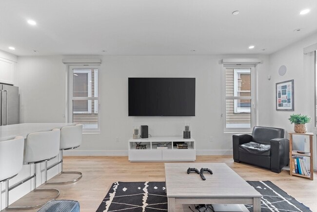 Photo - 326 W Broadway