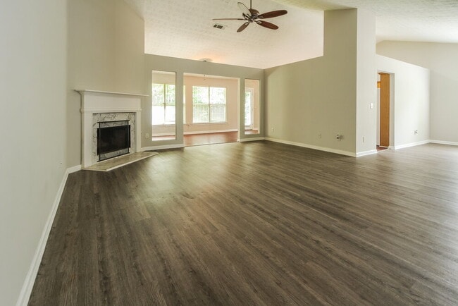 5729 Lakeview Cir