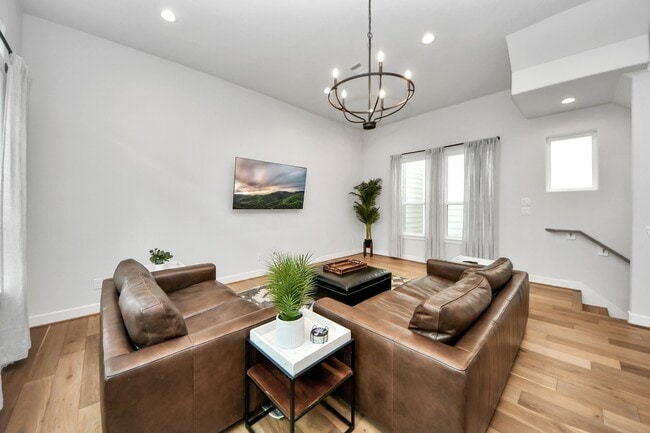 Building Photo - 1223 W 16th St Unit B