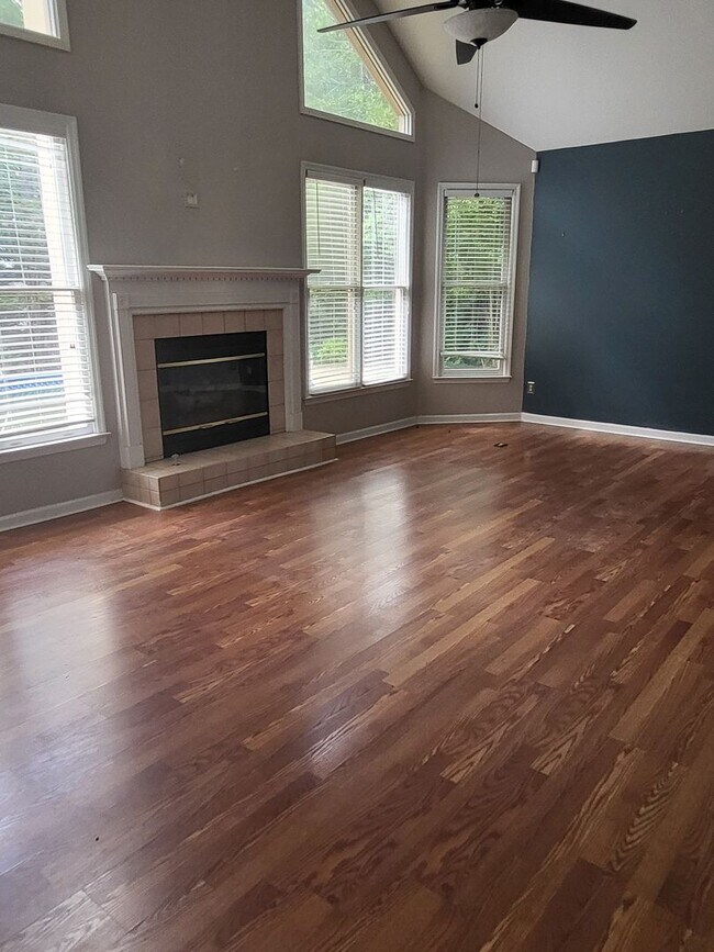 Nice 3 bedroom 2 bathroom home with a pool... House Rental in