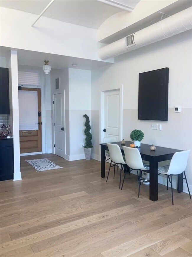 Photo - 30 W Broad St