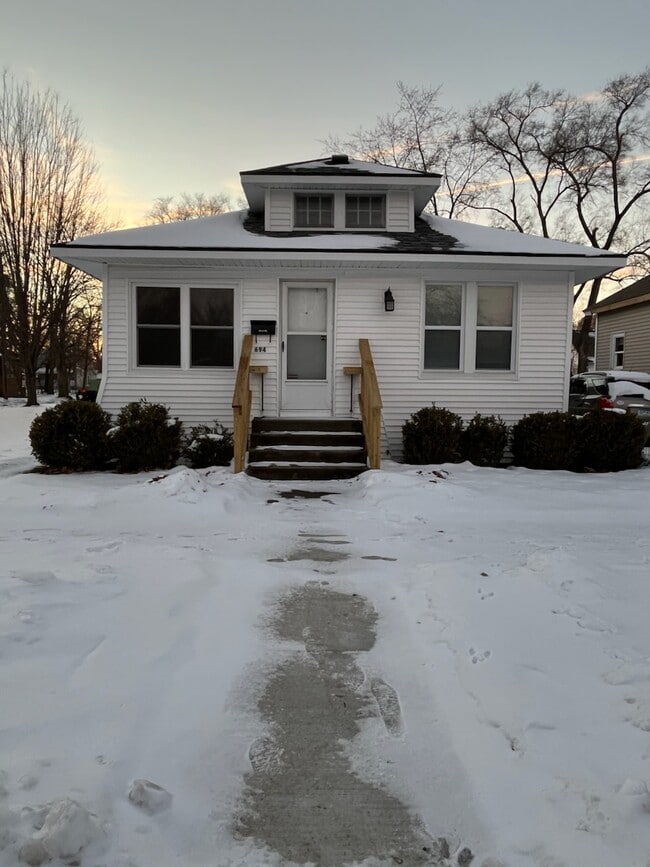 Vista frontal de la propiedad - 694 McAllister Ave